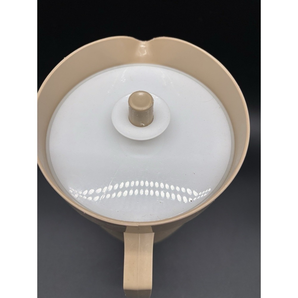 Tupperware 2 Quart Pitcher Tan w/ Push Button Seal 800-8 Vintage - Picture 5 of 10